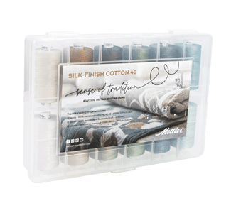 Bild einer SILK-FINISH COTTON 40 SENSE OF TRADITION QUILTING KIT farbigen SILK-FINISH COTTON 40 SENSE OF TRADITION QUILTING KIT Spule